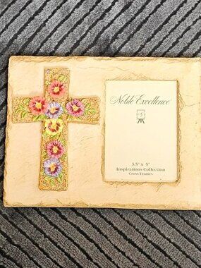 Noble Excellence 3.5 x 5" cross frame with floral design
